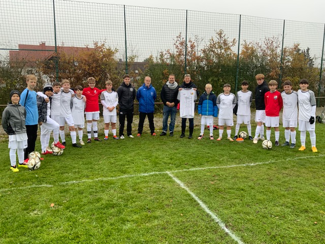 Die Übergabe des T-Shirts mit den Unterschriften der Spieler an den neuen Sponsoren Dach- und Gebäudetechnik Hofmann aus Laufdorf.